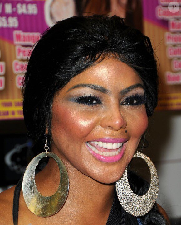 LilKimCharts2's tweet photo. Her makeup artist could not stand her https://t.co/jdPoWANXFN