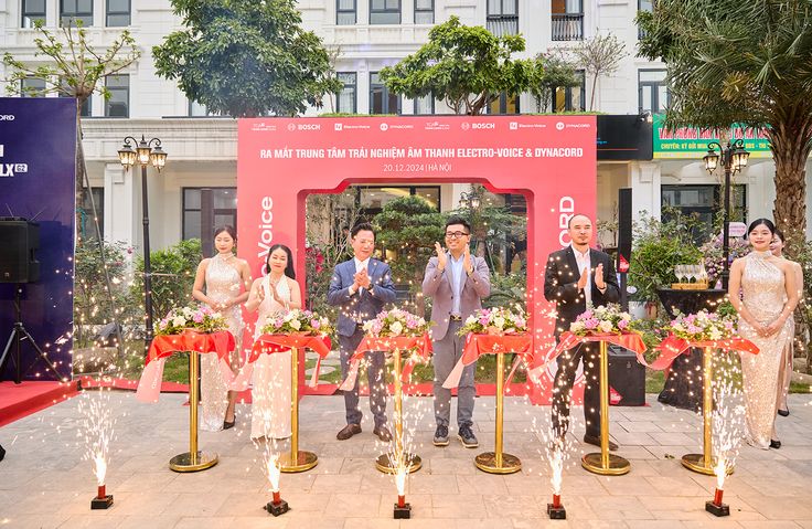 khinitolong's tweet photo. Nếu bạn đang chuẩn bị một buổi tiệc công ty, lễ khai trương, lễ khởi công hay buổi ra mắt sản phẩm mới và đang phân vân nên chọn hiệu ứng sân khấu nào
https://t.co/6tFZZMSYab
#tiec #congty #khaitruong https://t.co/uD6azcbDlm