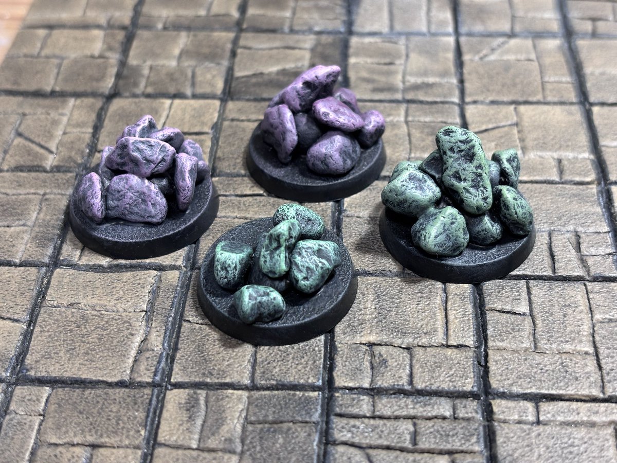 ru_anno's tweet photo. ささっとドライブラシで
ピンクとグリーンの2種類を作りました
盤面もいい感じだ
モンスターの方ペイントすればもっとよくなりそう https://t.co/DkFoERDeYj