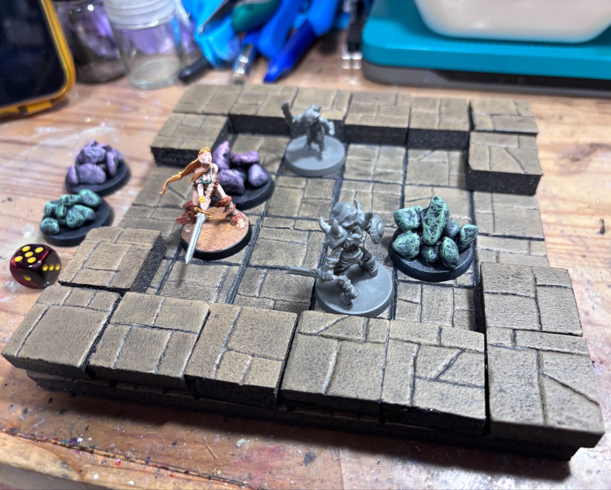 ru_anno's tweet photo. ささっとドライブラシで
ピンクとグリーンの2種類を作りました
盤面もいい感じだ
モンスターの方ペイントすればもっとよくなりそう https://t.co/DkFoERDeYj