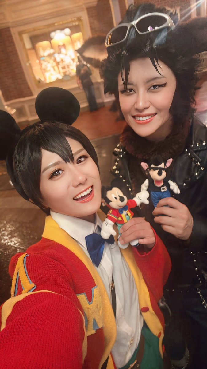 hook_wo_rec's tweet photo. 今日の仮装、20年前のショー衣装でキャラにも誰にも気付いてもらえなかったのに、さっき最後にお土産買ってたらキャストさんが「お二人とも今日はカーレース楽しめましたか？🚘☺️」ってわざわざ声掛けに来てくれて2人して崩れ落ちた https://t.co/X5OtnQCIan