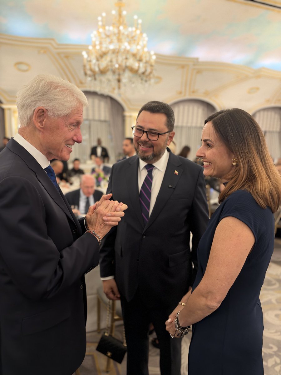 aecarri's tweet photo. Agradezco al presidente Bill Clinton @BillClinton por la invitación a la Clinton Global Initiative en Nueva York, el escenario ideal para presentar nuestra visión: Venezuela: una nueva era de inversión y democracia. 

Fui claro: necesitamos una transición que garantice Estado de derecho e instituciones sólidas para atraer el capital mundial.

Junto a Guisi, compartimos una gran cena estratégica con el presidente Bill Clinton; el presidente del BID, Ilan Goldfajn, y el líder empresarial, Rolando González-Bunster, durante la semana de la Asamblea General de la ONU. Evaluamos cómo abrir una nueva etapa de crecimiento para Venezuela en el hemisferio.

Petróleo, gas, minerales críticos e infraestructura. Nuestro mensaje para los inversionistas, el cuerpo diplomático y la sociedad civil fue contundente: el potencial de Venezuela es infinito, pero para aprovecharlo hay que proteger la propiedad y brindar seguridad jurídica total. ¡Apertura económica y democracia deben avanzar juntas para generar empleo y prosperidad! 🇻🇪