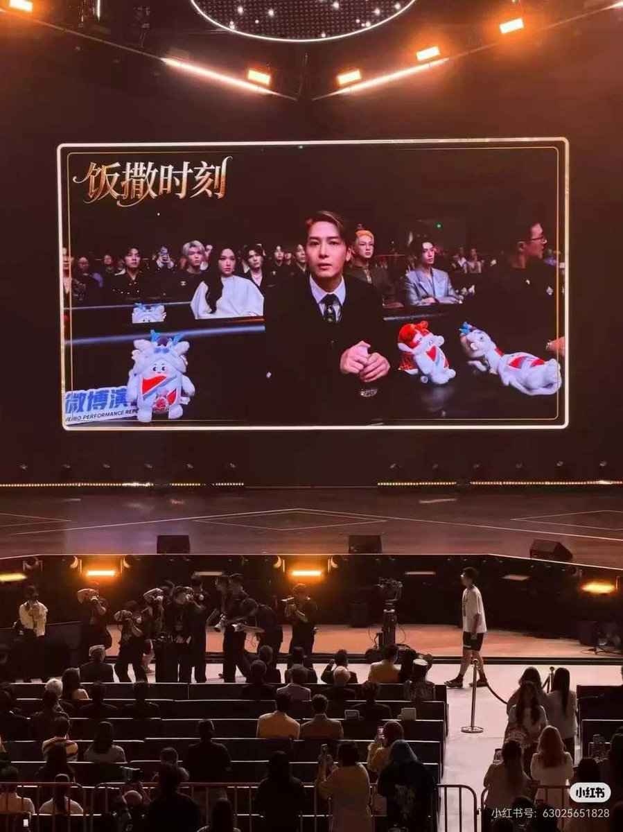 JackieHKGurl328's tweet photo. Only one star in the room !! All the photographers surrounding @JacksonWang852 
#JacksonWang https://t.co/DYblaVavgY