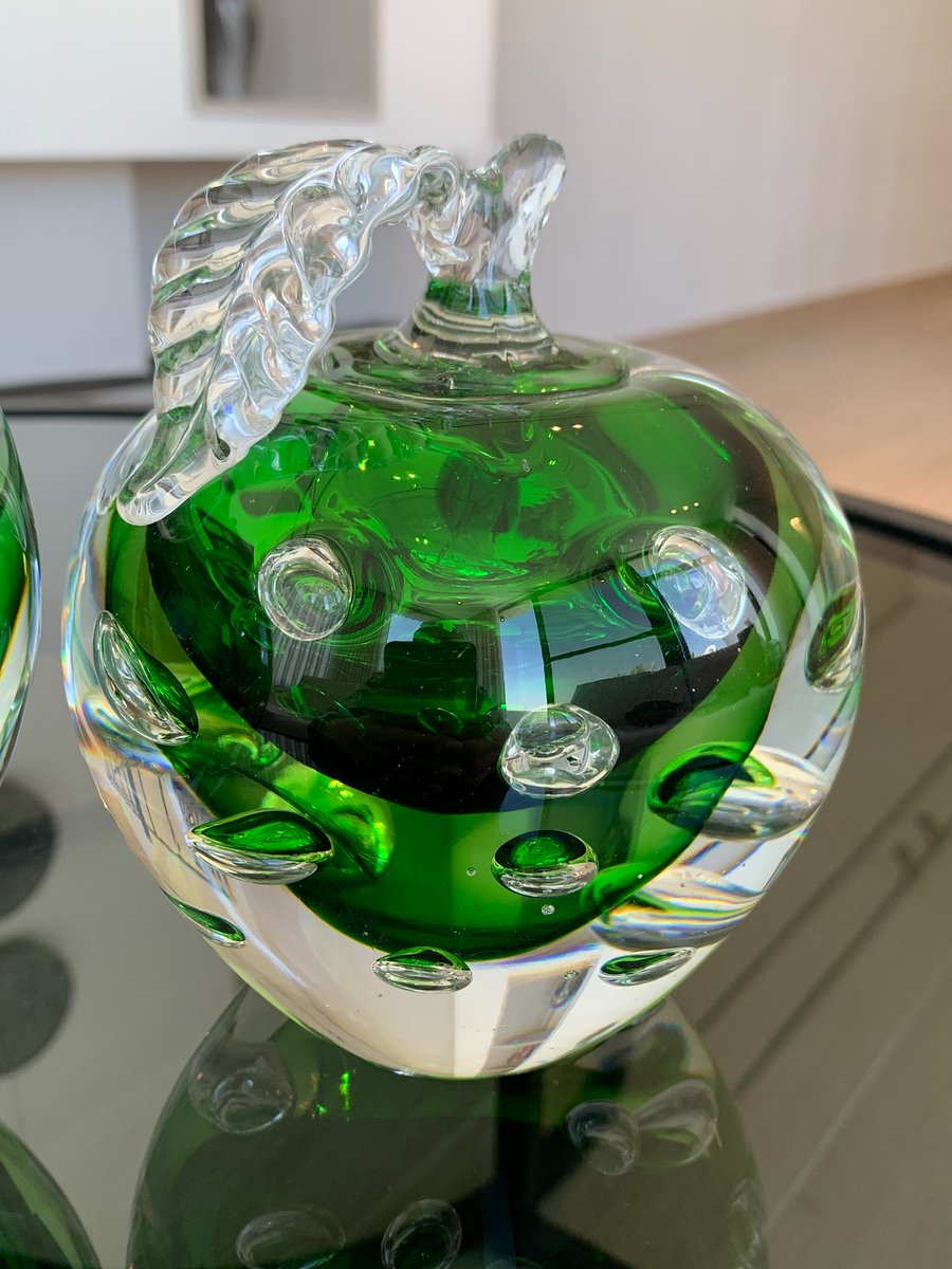 ManuelNeeljqc's tweet photo. These exquisite green glass apples blend elegance and charm. A unique décor piece your home will love. Order via DM. Available at Le Coin Jo. https://t.co/70bY4d0ZIG