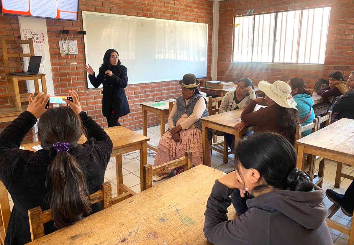 ACNURConoSur's tweet photo. Las escuelas son espacios claves para construir comunidades más inclusivas📚✨

Junto a @FMKullakita realizamos talleres con familias y docentes para fortalecer el respeto, el diálogo y la prevención de la discriminación y la xenofobia. https://t.co/jsZmYBtly1