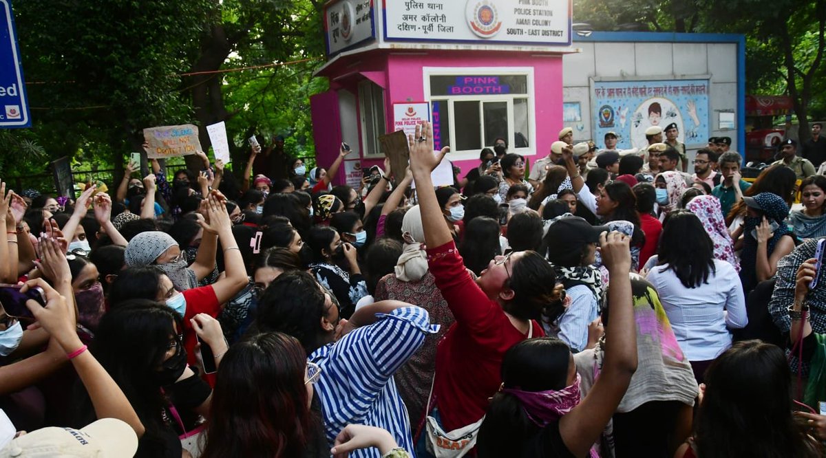 ifrahmufti's tweet photo. "Raaton pe bhi haq hai hamara" With this assertion, students of Lady Shri Ram College for Women took to the streets in a women-only solidarity march linked to the #AasthaKunj gang rape case on Wednesday. The march began from the college’s back gate, near the site where one accused was arrested after a police encounter, and moved through surrounding areas demanding safer public spaces and accountability. Voices rose against fear, reclaiming the night and asserting the right to move freely without threat in the city. 
#Gangrape
#Delhi 
@santwana99 @NewIndianXpress