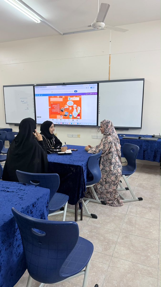 EduGovSbt3343's tweet photo. اجتمعت المعلمة الأولى للمجال الأول الأستاذة زكية المالكية مع مشرفات التنسيق الإعلامي للمجال الأول( صفية الغاربية و أماني الصولية)، حيث ناقشت معهن أهمية تطوير أساليب إعداد وتوثيق منجزات المجال الأول، وتعزيز جودة الأعمال الإعلامية بشكل أسبوعي، بما يعكس جهود المعلمات والإنجازات . https://t.co/Y36UYFARgo