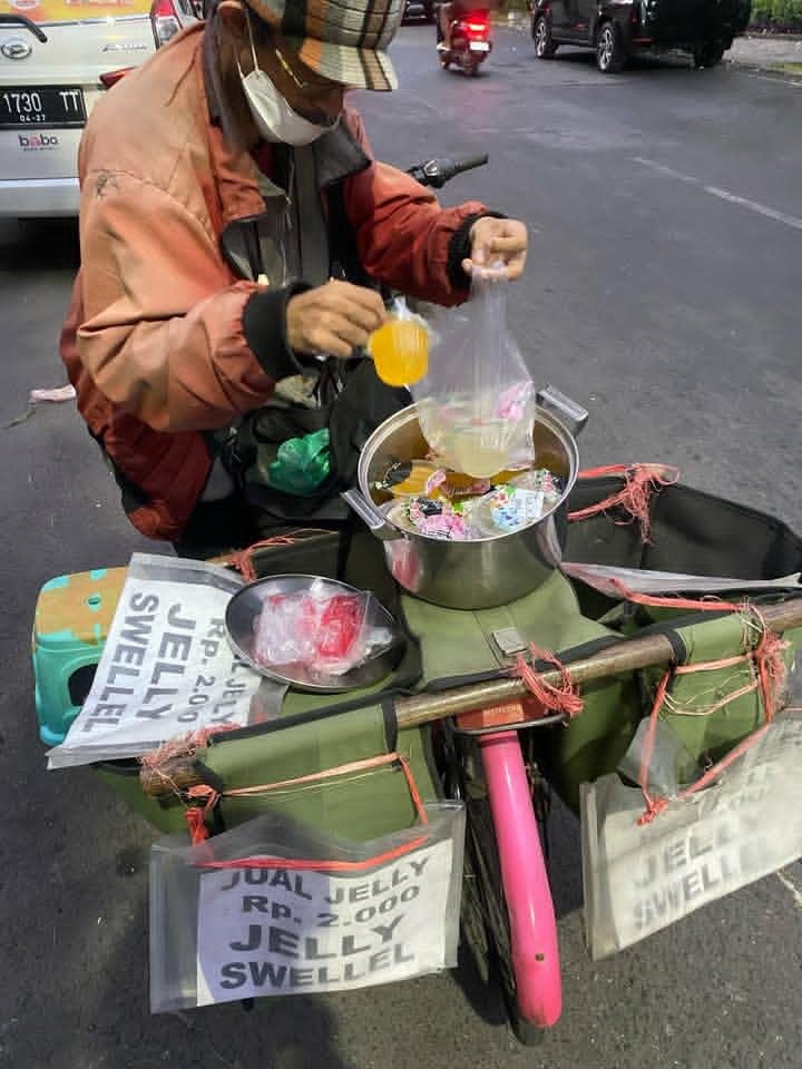 LiaAfri03881071's tweet photo. halo warga surabaya!

larisin dagangan bapaknya yaa , jelly cuma 2 ribuan aja. kalau sore sekitar jam 5 sampe set 6 selalu duduk di Jl. Kombes Pol Moh Duryat (indomaret belok kiri), pas setelah indomaret. Kalau malem jalan ke arah Pasar Kembang.

Mereka berjualan bukan untuk jadi kaya, tapi hanya untuk menyambung hidup keesokan harinya, please be kind in this economy 🤍
Erikaoktaviona