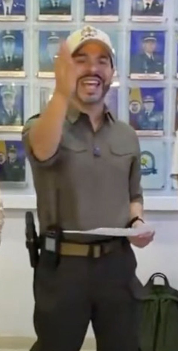 lacoboschica's tweet photo. Se ve tan ridículo un presidente que necesita ponerse un arma al cinto para parecer poderoso. Es la primera vez que veo a un presidente en ejercicio convertido en utilería de sí mismo: pistola en la cintura, pose de capo y una necesidad desesperada de escenificar autoridad. Que alguien le diga al metro y medio que no necesita un arma para demostrar quién es; que le avisen que es el comandante supremo de las Fuerzas Armadas. Qué personaje tan diminuto hay que ser para tener que ponerse una pistola encima para recordárselo a los demás. El poder institucional no se lleva en una cartuchera, pero sus complejos, al parecer, sí pesan montones.