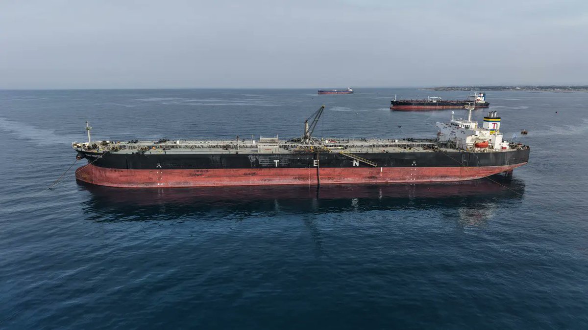 TheRoushanGold's tweet photo. 🇮🇷 IRAN–US TENSIONS: HORMUZ IN FOCUS

Iran has intensified its rhetoric toward Washington, calling Trump’s threats a sign of “strategic desperation” and warning of stronger retaliation.

Tehran says the Strait of Hormuz could reopen within one week if the US eases military pressure and lifts the blockade.

🌍 Hormuz remains a critical risk for global energy markets and oil prices.

#Iran #Trump #Hormuz #Oil #Geopolitics #MiddleEast #Markets