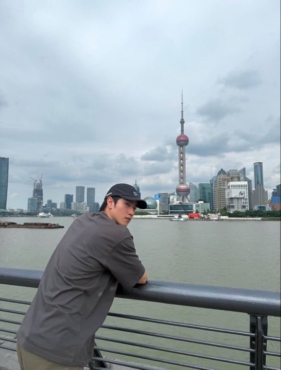 Jadeng_007's tweet photo. ทั้งๆ ที่ถ้าไปเดอะบันช่วงกลางคืนจะสวยกว่ามากๆ เพราะมีไฟ แต่เค้าก็เลือกที่จะรอไปพร้อมน้องในตอนกลางวันและนั่งรอน้องทำงานแทนที่จะมาเดินคนเดียว คนที่รักน้องศาไม่แพ้ภพธีร์ที่รักทินกรอยู่ตรงนี้นะลูก🥺 https://t.co/ctOwQhEtyi