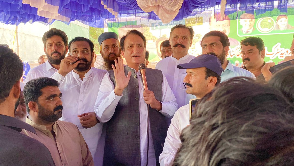 MNAMohsinRanjha's tweet photo. بھاگٹانوالہ کی ترقی کی جانب ایک اور اہم قدم

بھاگٹانوالہ یوٹرن اور مین بازار روڈ کے ترقیاتی منصوبے کا باقاعدہ افتتاح بیرسٹر محسن شاہنواز رانجھا صاحب اور میاں اکرام الحق صاحب، ایم پی اے PP-74 نے کر دیا۔

وزیر اعلیٰ پنجاب مریم نواز شریف کی خصوصی ہدایات پر ضلعی حکومت کو یہ منصوبہ جلد از جلد مکمل کرنے کی ہدایت جاری کی گئی ہے۔ یہ منصوبہ وزیر اعلیٰ پنجاب کی جانب سے بھاگٹانوالہ کے عوام کے لیے ایک خوبصورت اور اہم تحفہ ہے۔
منصوبے کے تحت بھاگٹانوالہ میں دو نئے یوٹرن، مین بازار روڈ کی 24 فٹ کارپٹ تعمیر، دونوں اطراف 7،7 فٹ ٹف ٹائلز، سٹریٹ لائٹس کی تنصیب اور 5 فٹ چوڑے سیوریج نالے کی تعمیر شامل ہے، جس سے شہریوں کو آمدورفت میں سہولت کے ساتھ ساتھ بازار کے انفراسٹرکچر اور کاروباری سرگرمیوں میں بھی بہتری آئے گی۔
اس موقع پر بیرسٹر محسن شاہنواز رانجھا صاحب نے احباب سے گفتگو کرتے ہوئے بتایا کہ بھاگٹانوالہ کو تحصیل کا درجہ دلوانے کے لیے بھی کاوشیں جاری ہیں اور ان شاء اللہ اس حوالے سے بھی جلد پیش رفت ہوگی۔
انہوں نے مزید بتایا کہ سرگودھا تا سیال موڑ گرین بس منصوبے پر بھی جلد اہم پیش رفت متوقع ہے، جبکہ بھاگٹانوالہ میں موجود ایئرپورٹ کو جدید طرز پر اپ گریڈ کرنے کے منصوبے پر بھی زمہ دار افسران ، حکومت پنجاب اور وفاقی حکومت سے رابطہ کیا جا رہا ہے ،اور ان شاء اللہ جلد اس حوالے سے عملی پیش رفت سامنے آئے گی۔

ان شاء اللہ یہ منصوبے جلد پایۂ تکمیل تک پہنچے گے،

ترقی کا سفر جاری رہے گا،
بھاگٹانوالہ مزید خوبصورت، بہتر اور ترقی یافتہ بنے گا۔
@pmln_org