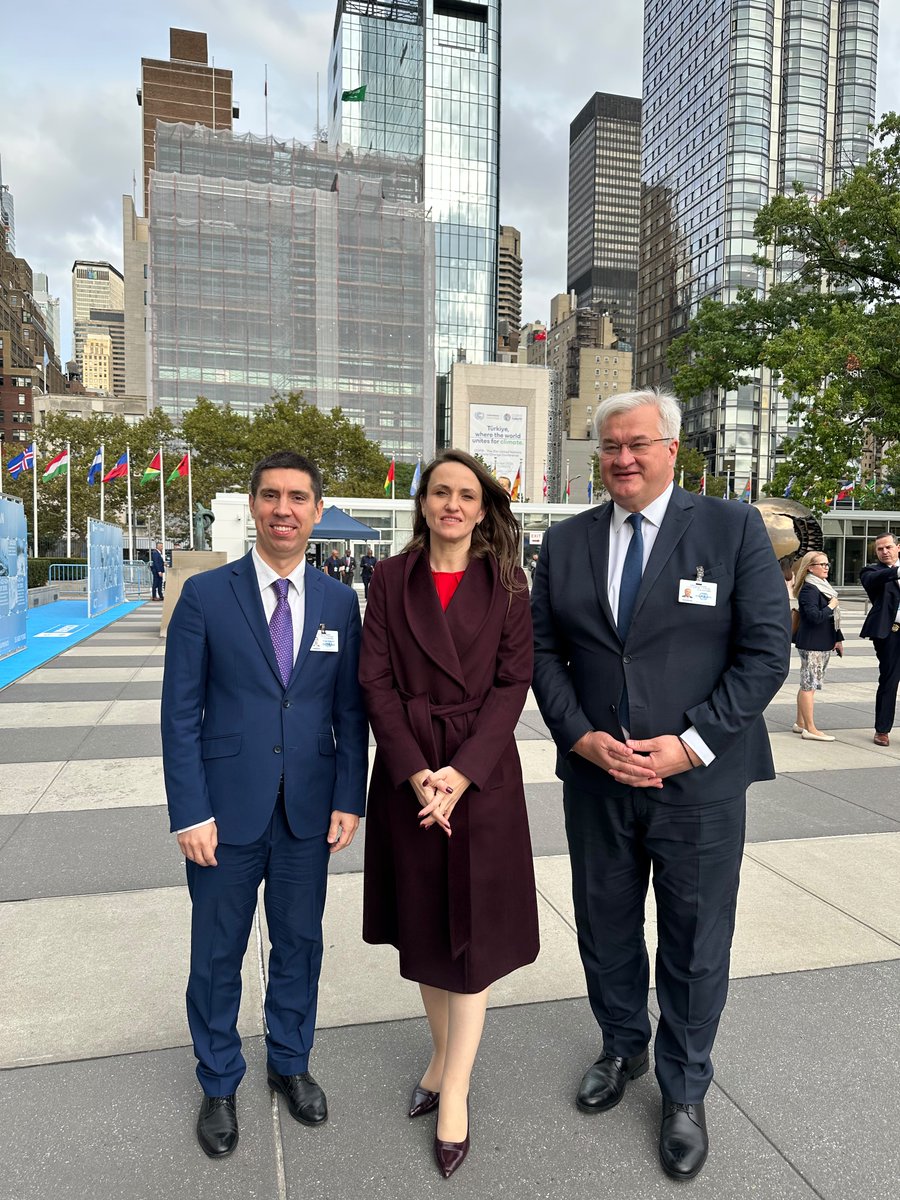 MihaiPopsoi's tweet photo. 🇲🇩🇷🇴🇺🇦 A good moment in New York with friends @oana_toiu and @andrii_sybiha. Moldova, Romania and Ukraine - strong ties and a shared commitment to a peaceful and European future. #UNGA81 https://t.co/4a5liVMbMs