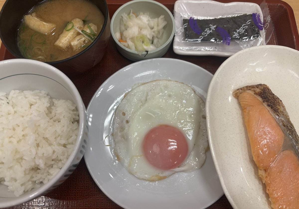 tomotomochy's tweet photo. 連休中の朝食

2回お世話になりました！
1日目目玉焼き朝食ご飯小盛銀鮭単品¥520
2日目銀鮭朝食ご飯小盛¥450
差異は目玉焼きの有無
同じ内容にするには後者に目玉焼単品¥120追加だが1日目の銀鮭単品を追加の方がややお安いという結論に達しました現場からは以上です

#朝ごはん
#なか卯 https://t.co/k9x65vLwwn