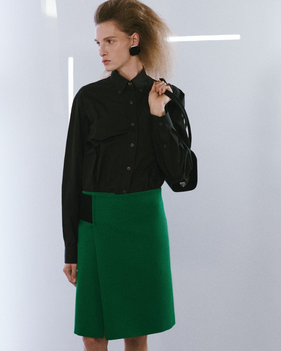prada_japan's tweet photo. #プラダ 2027年春夏ウィメンズファッションショーの舞台裏。
周囲の服から自律しつつも相互に依存するスカートの、際立ったグラフィカルなシルエット。
直線的でモダニストな佇まいは、アイデアを投影する唯一の基準となっています。
#PradaSS27 #MiucciaPrada #RafSimons #Prada https://t.co/af5gpKjEbV