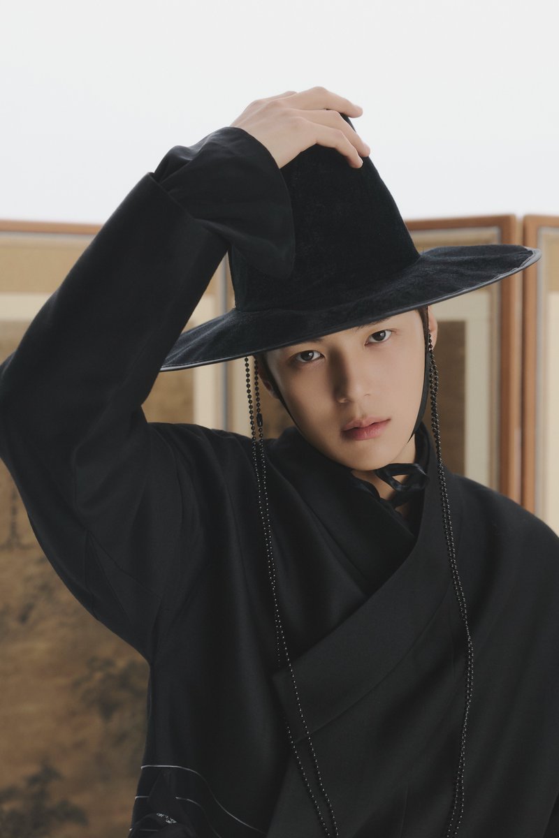 OfficialMONSTAX's tweet photo. MONSTA X 2026 CHUSEOK PHOTO

#MINHYUK #민혁

#MONSTAX #몬스타엑스 https://t.co/ZatasGJhKx