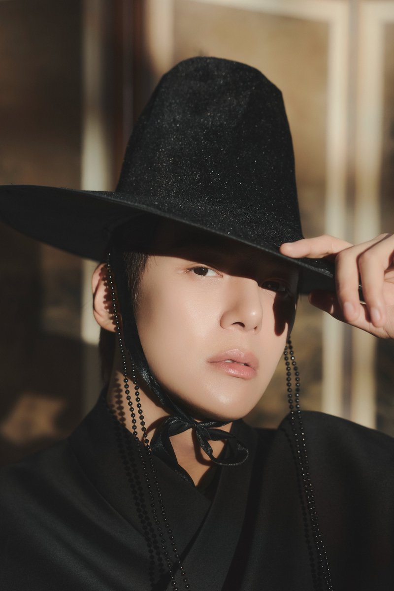 OfficialMONSTAX's tweet photo. MONSTA X 2026 CHUSEOK PHOTO

#MINHYUK #민혁

#MONSTAX #몬스타엑스 https://t.co/0RQbkgqCTu