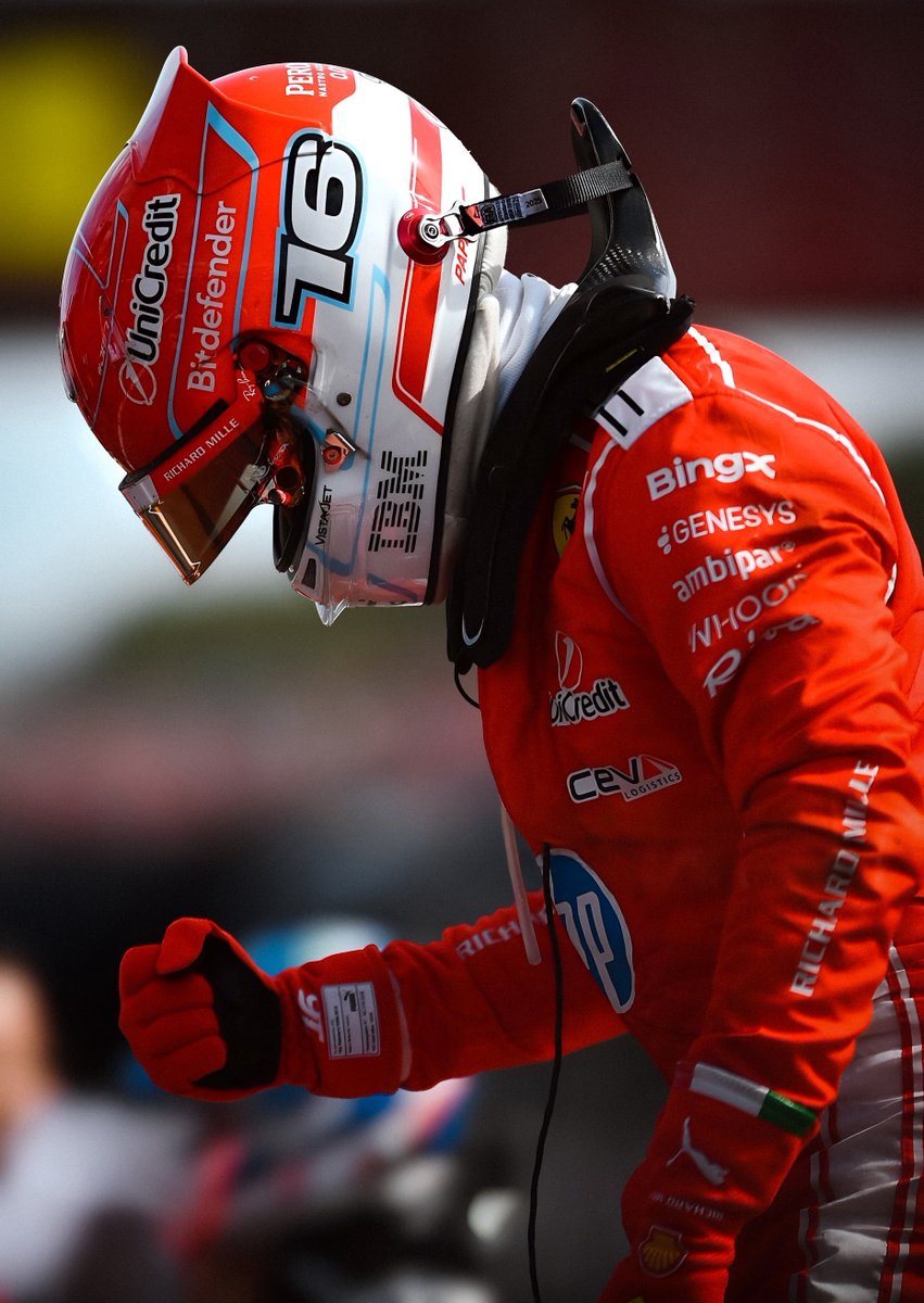 SCHUMIxACADE's tweet photo. 💥| Las ofertas que rechazó Leclerc antes de renovar con Ferrari 🏎️💣👇

Antes de firmar su continuidad con Maranello, Charles Leclerc tuvo sobre la mesa opciones muy fuertes para cambiar de aire. 

📌 Las alternativas que tuvo el monegasco:

🌟 Mercedes: Su mánager, Nicolas Todt, mantuvo reuniones con las Flechas de Plata para evaluar a Leclerc como el reemplazo directo de Lewis Hamilton.

🏎️ McLaren y Aston Martin: McLaren figuró entre las opciones concretas, mientras que Aston Martin también hizo un intento directo por seducirlo y sumarlo a su proyecto.

🔴 La decisión del corazón y la fe en Maranello: A pesar del interés de la grilla, Leclerc priorizó quedarse. Los factores clave: su fe ciega en el proyecto de Ferrari, la confianza absoluta en Fred Vasseur y su gran sueño intacto: ser campeón del mundo vestido de rojo.

(Vía @Motorsport)