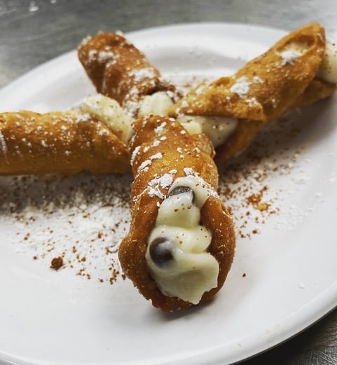 pizzakitchenknx's tweet photo. You have made it halfway through the week and deserve a treat! Order a Cannolli today. Crisp tube-shaped fried pastry shells meet a sweet, creamy ricotta filling for a traditional bite that keeps you coming back for more. 😍 #ThePizzaKitchen #Cannoli #Knoxville https://t.co/jqyf21W1W0