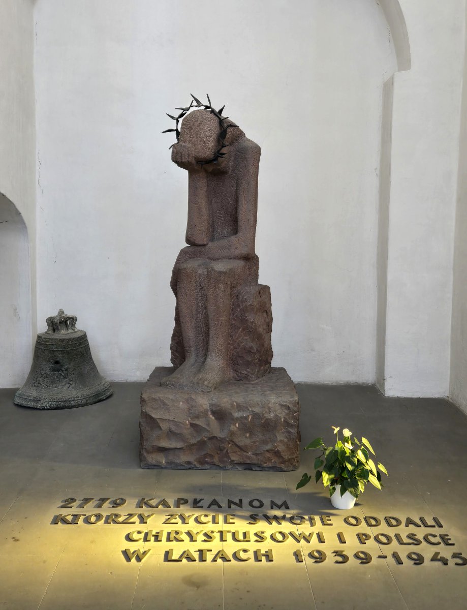 Andy_FSTA2025's tweet photo. At St. Mary's Basilica in Gdansk, a touching tribute to the 2,779 Polish priests who gave their lives during WWII. #StMarysBasilica #Gdansk https://t.co/nEbOqQIfwV