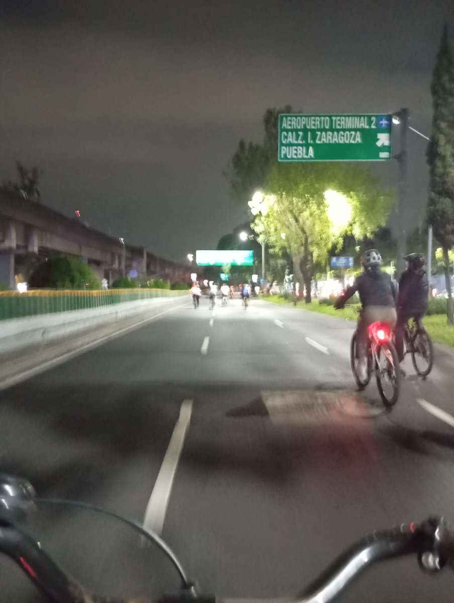 CompaElema's tweet photo. Éxito rotundo la toma pacífica y cívica del Viaducto, la comunidad ciclista crece y se solidariza más! Gracias a todas y a todos que se dieron tiempo en visibilizar el Día mundial sin auto en CDMX #movilidadsustentable #movilidadsegura 🛴🚲🛼🛹 https://t.co/9APEYi6P2S