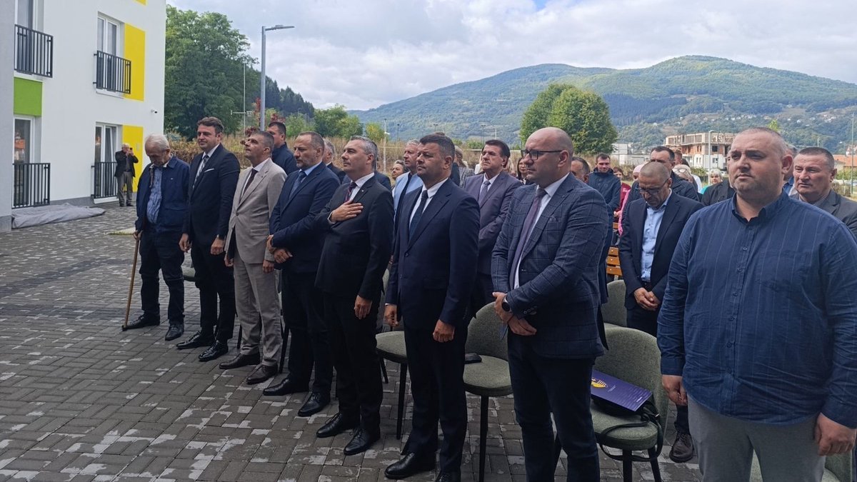 vladafederacije's tweet photo. ✅ Ministar Dizdar na otvorenju novoizgrađenog objekta „Dom za stara i iznemogla lica Goražde“

Više na 🔗 https://t.co/8dGAnwCYIG

#VladaFederacijeBiH #VladaFBiH #FMROI #Goražde #CEBII #StambenoZbrinjavanje #Povratak https://t.co/NyL2LSrwaa