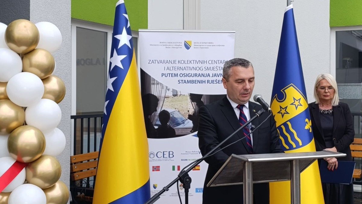 vladafederacije's tweet photo. ✅ Ministar Dizdar na otvorenju novoizgrađenog objekta „Dom za stara i iznemogla lica Goražde“

Više na 🔗 https://t.co/8dGAnwCYIG

#VladaFederacijeBiH #VladaFBiH #FMROI #Goražde #CEBII #StambenoZbrinjavanje #Povratak https://t.co/NyL2LSrwaa