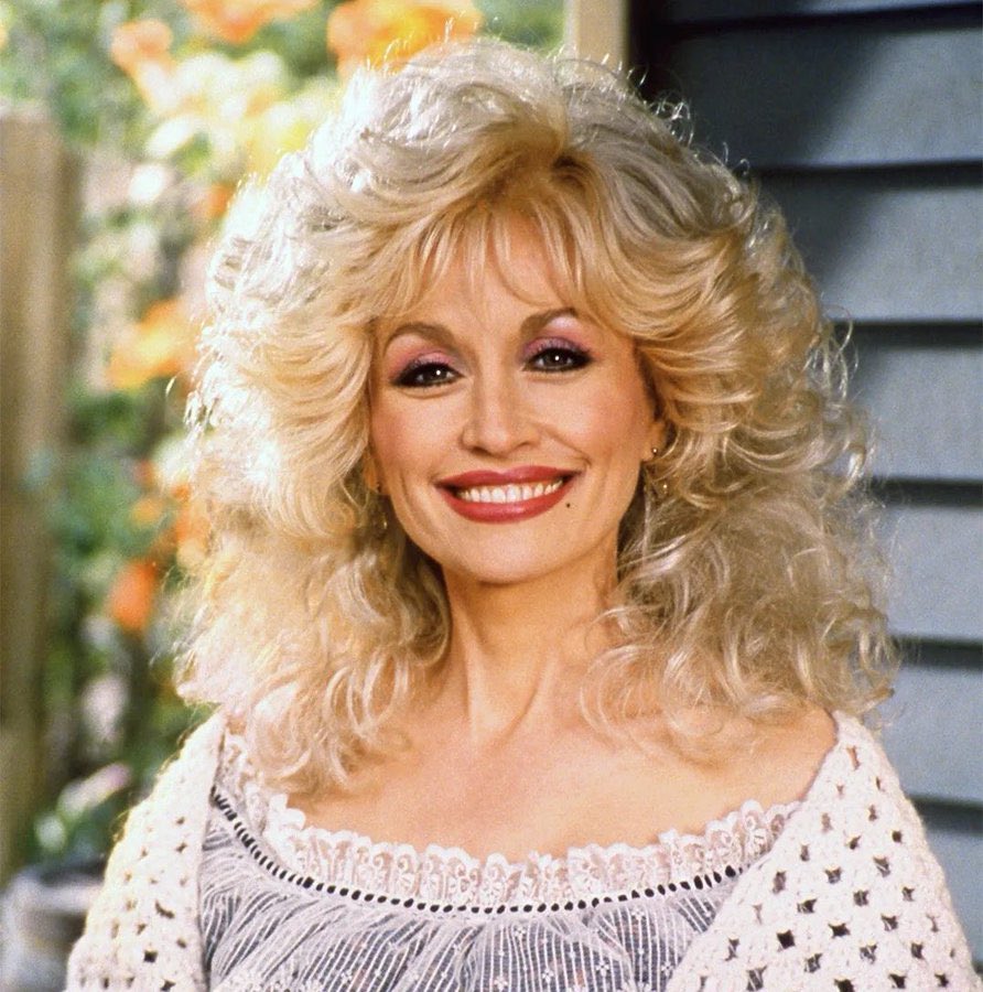 PopCrave's tweet photo. Kacey Musgraves is set to honor Dolly Parton with a tribute performance at this year's #VMAs. https://t.co/1O6oZOZlne
