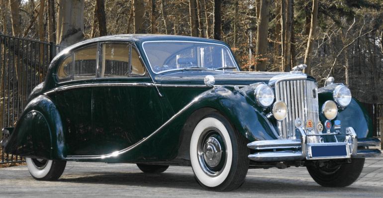 UltimativCars's tweet photo. (Background knowledge)
Contrary to a wide (but wrong) assumption, that there were "no #Jaguar #MarkVI|#MkVI", there WERE two prototypes:
both were made in early '50, being #MkV|s w/ an #XK-engine; the 1st was dismantled & the 2nd kept alive as #SirWilliamsLyons personal "Mk V". https://t.co/52rvRJ5kco