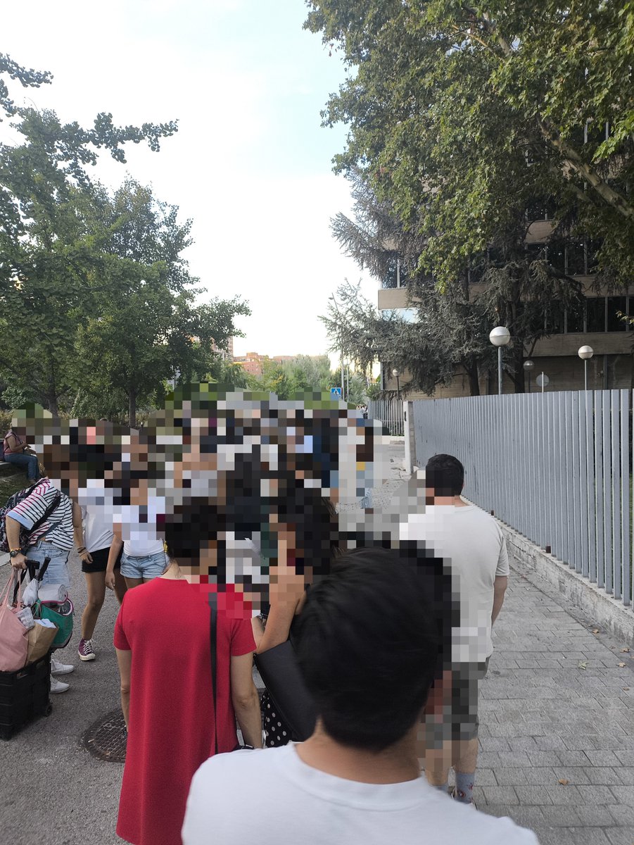 SandPara_'s tweet photo. A 80 personas de conseguir entrada. @arde_bogota deberíais haber sorprendido con la posibilidad de ir el miércoles que la Riviera está libre. Es una pena, porque nos vamos tras 5 horas de espera https://t.co/aulsgsc65E