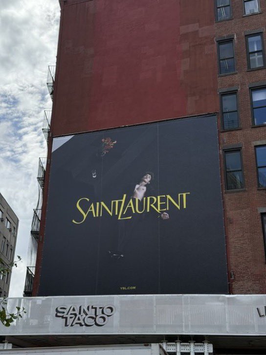 hudsonconnorupd's tweet photo. A new giant poster of Connor Storrie’s Saint Laurent campaign has been spotted in New York

📍 Kenmare &amp; Cleveland PL.

📲 via Solour1 on threads https://t.co/cFDFrWNmOJ
