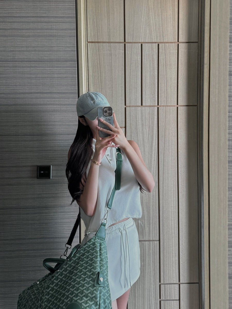 Chloeioemfdt's tweet photo. Just a casual little outfit moment. https://t.co/6jB5KLQ2Yp