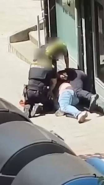 novodevichi's tweet photo. La ejecución del desahucio de Maricarmen esta mañana; el suicidio (asesinato) de Olga en L'Hospitalet tras ser desahuciada; los 8 detenidos en la última redada contra el antifascismo en Iruñea; las imágenes del asesinato de Ander por parte de la Policía Local de Santurtzi. https://t.co/5lsIHdhmbv