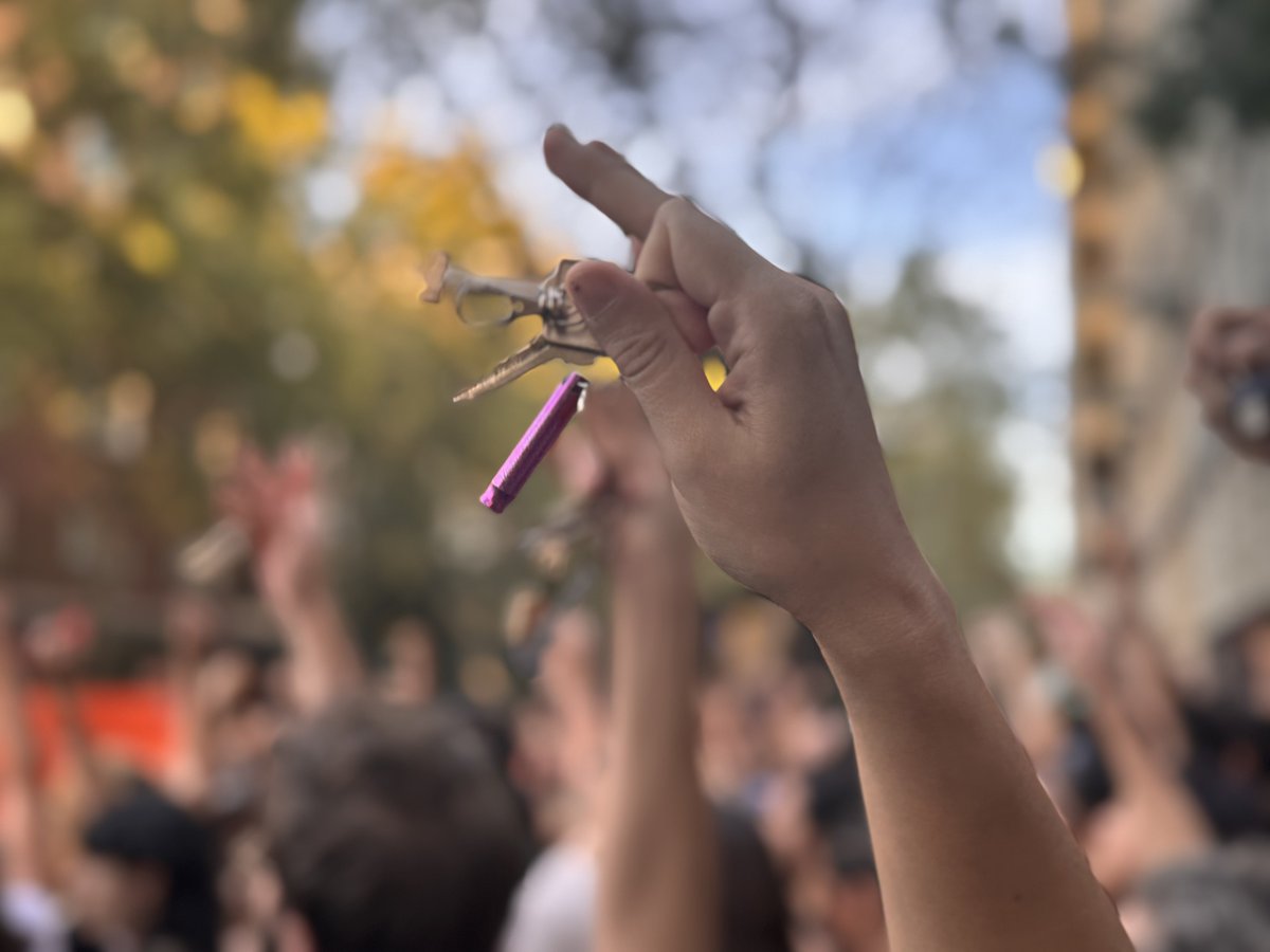 PSOEMadridAyto's tweet photo. Mientras Ayuso se gasta 6,3 millones de dinero público en un ático de lujo, esta mañana, Maricarmen y David han perdido su casa.

¿La respuesta? Miles de ciudadan@s en la calle reclamando justicia.

Madrid necesita viviendas para sus vecin@s, no alfombras rojas para los fondos buitre.
@mariacasoes.