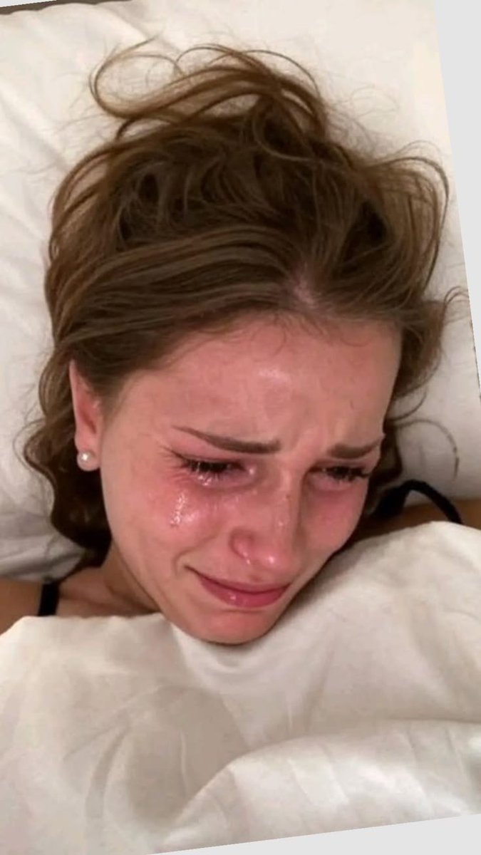 EmmaWatsonorigi's tweet photo. Tell me why you don't believe me 😭 https://t.co/RYof3q3cQa