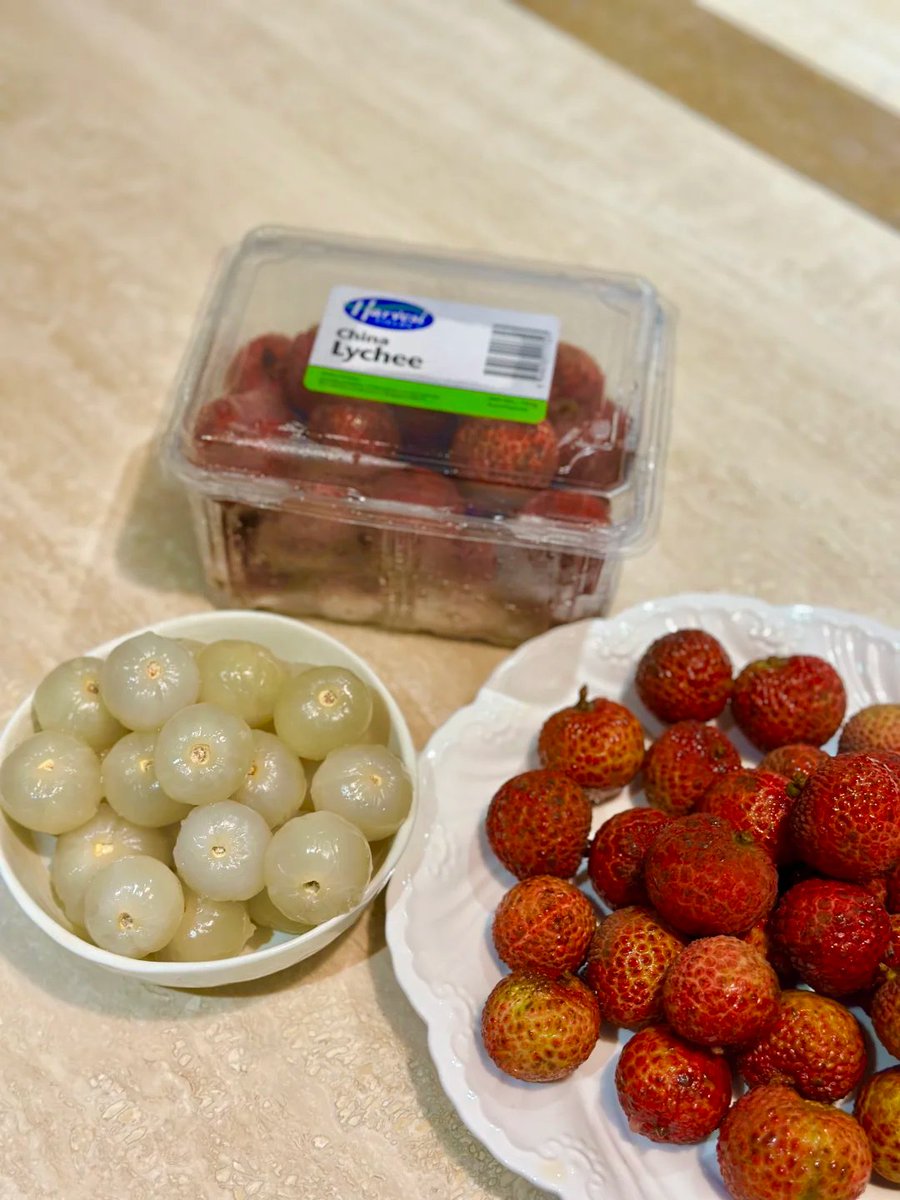 Chen_FoodAndBTC's tweet photo. I bought a big, red lychee in 🇸🇬, but the flesh was transparent. https://t.co/CezNiQ8sfc