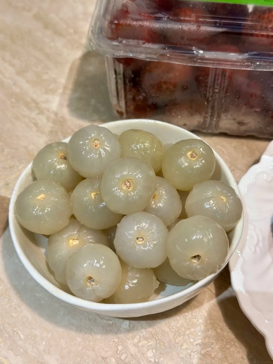 Chen_FoodAndBTC's tweet photo. I bought a big, red lychee in 🇸🇬, but the flesh was transparent. https://t.co/CezNiQ8sfc