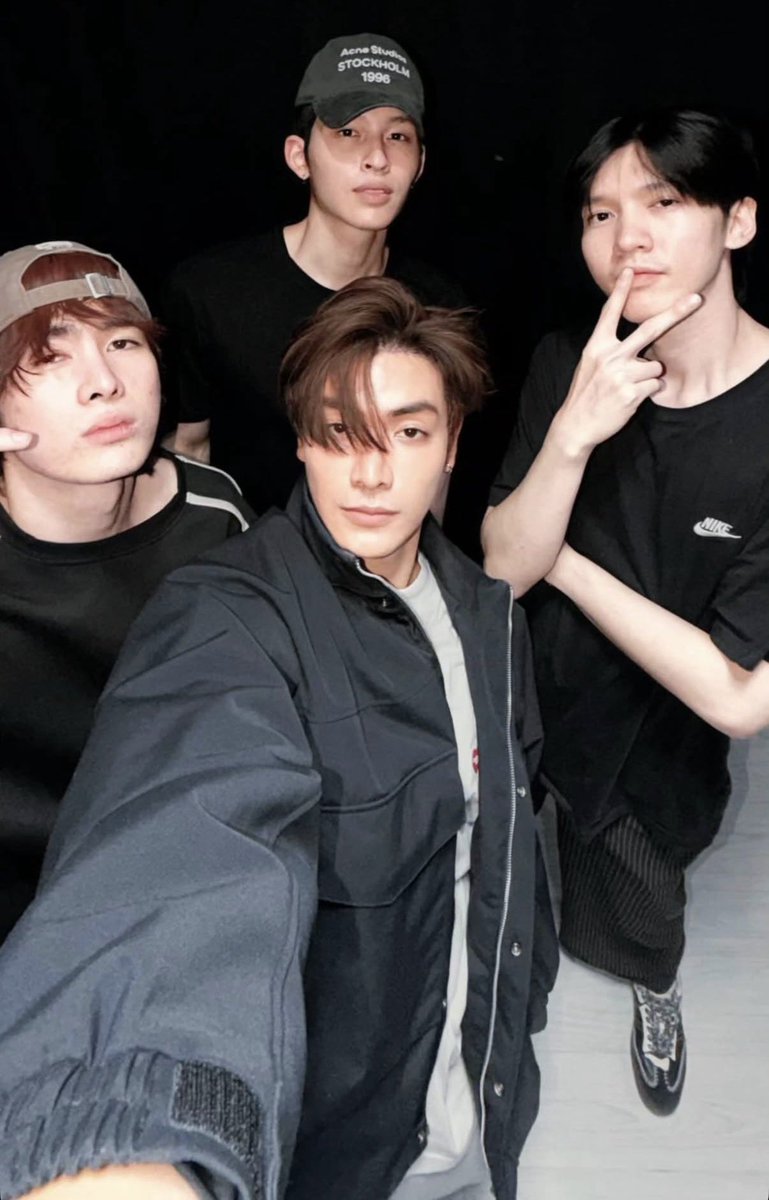 AnaaaWalia's tweet photo. Striking a cool pose until their partners show up, then they fold like a golden retriever. 🤭
#JAPER #ppnaravit #aou_tnbknr #santapp #joongarchen https://t.co/iu98IlrKcE