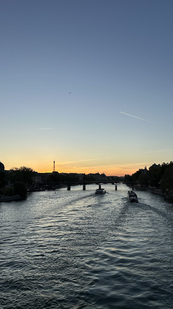 BELZIINS's tweet photo. Paris pont neuf 19h43 https://t.co/X9hJtUbrsh