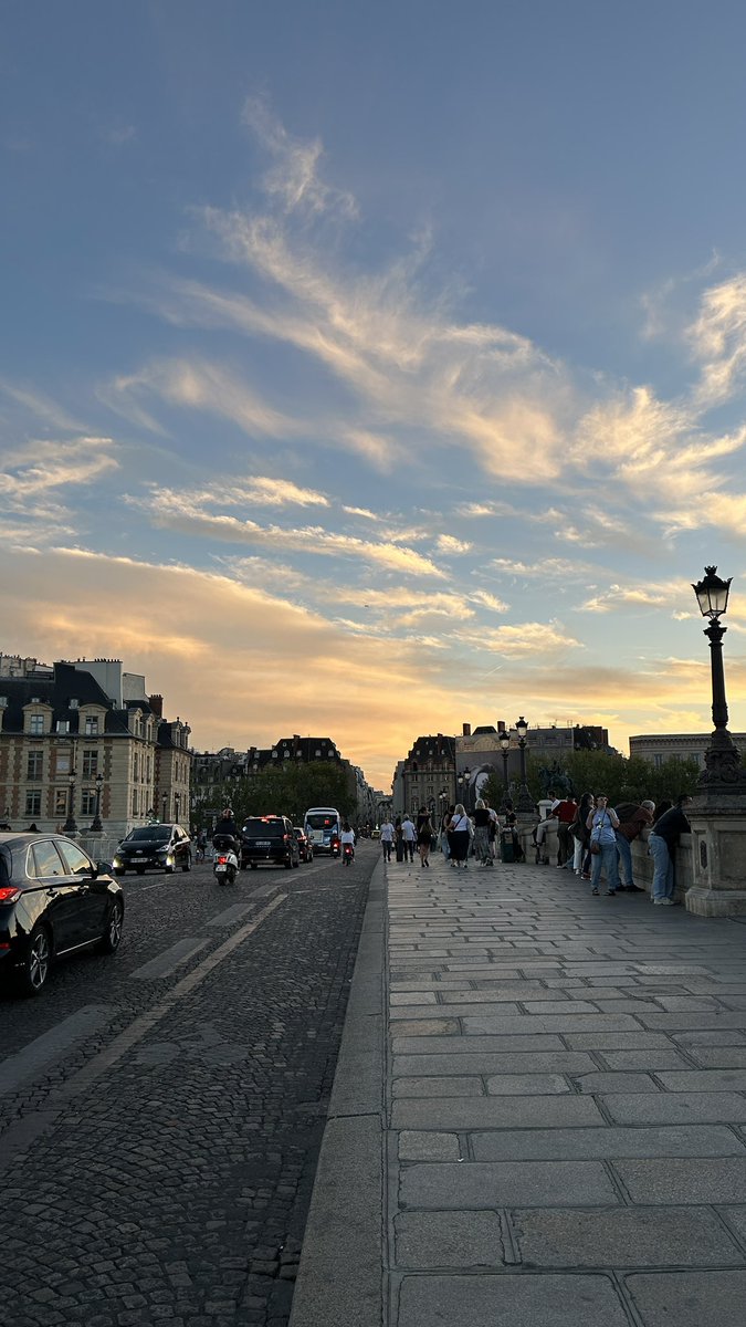 BELZIINS's tweet photo. Paris pont neuf 19h43 https://t.co/X9hJtUbrsh