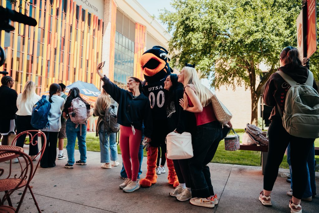UTSAAthletics's tweet photo. We had the BEST time at Game Day Countdown with our @UTHealthSA students!! 

Health Campus students, don’t forget to claim your FREE tickets for the @UTSAFTBL game this Saturday, September 26th at 11:00 AM!! 🏈

#BirdsUp🤙 | #LetsGo210 https://t.co/Lo5r2DMQnF