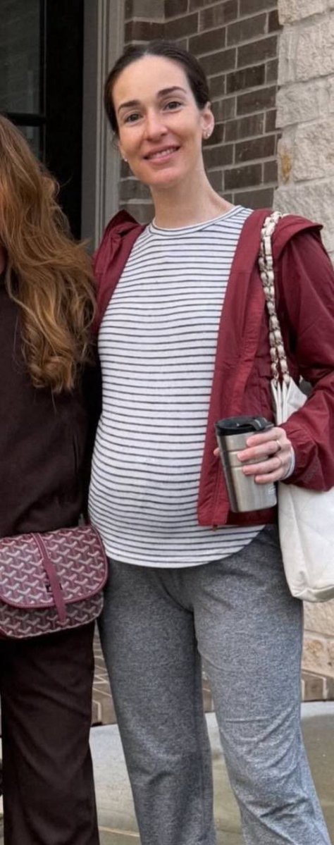 jorgegogdl's tweet photo. Aquí vemos a Jimena Romero Oropeza, hija de @OctavioRomero_O usando una bolsa Chanel 22 que anda en el mercado secundario en 143 mil pesos.

La inexplicab fortuna del ex director de Pemex Octavio Romero Oropeza y su familia. https://t.co/IC8i1ngzdp