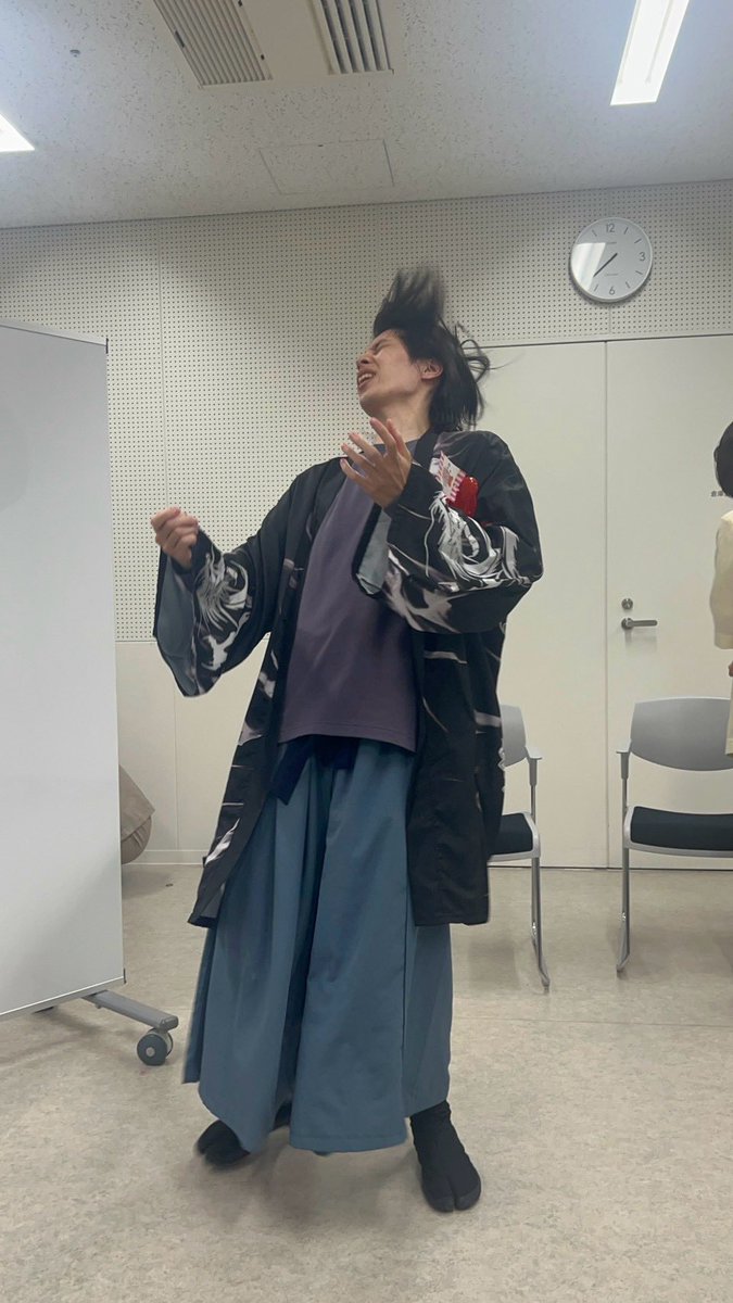 SuzuNoname's tweet photo. ラベンダーの通しを終え、ゆずチームの方に写真を撮っていただいたやつから、自分のを探した結果…

わし…撮られるとやかましいな…

さて！本番はどうなる事やら！
劇場にてお待ちしております！！
https://t.co/pct3NK4xcP

 #ゼロ・イチ・ニ 
 #ゼロイチニ
 #popchicfactory https://t.co/9vKfqkkb8v