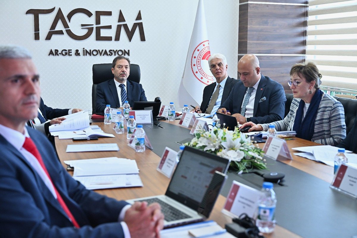 tagemgovtr's tweet photo. 🐟 Su Ürünleri Genetik Kaynaklarımızın Korunması ve Geleceğe Aktarılması İçin Çalışmalarımız Sürüyor

Su Ürünleri Genetik Kaynaklarının Tesciline İlişkin Yönetmelik kapsamında oluşturulan Su Ürünleri Genetik Kaynakları Tescil Ulusal Komitesi’nin olağan toplantısı, Genel Müdürümüz Dr. Mustafa Altuğ ATALAY başkanlığında, yüz yüze ve çevrim içi katılımla gerçekleştirildi.

Toplantıda; ikisi endemik özellikte olan 3 balık türü ile Trabzon Su Ürünleri Merkez Araştırma Enstitüsü Müdürlüğümüz (SUMAE) tarafından 25 yıldır kültüre alma ve ıslah çalıșmaları sūrdürūlen  Karadeniz Somonu ıslah hattının tescili değerlendirildi.

📌 2026 yılı çalışmaları kapsamında;

🐟 Fırat Turnası (Luciobarbus esocinus)
🐟 Isparta Ot Balığı (Pseudophoxinus fahrettini)
🐟 Sarıağız (Argyrosomus regius)
🐟 Karadeniz Somonu (Salmo labrax) SUMAE F5 Islah Hattı (SAFİR)

olmak üzere 3 tür ve 1 ıslah hattının, Bakanlığımız  adına tescili Komite gündeminde görüşüldü.

🌱 TAGEM olarak bugüne kadar endemik özellik taşıyan veya ticari değeri yüksek 46 su ürünleri genetik kaynağının tescili gerçekleştirilmiştir.

Genetik kaynaklarımızı koruyor, bilimsel araştırmalarla geliştiriyor ve geleceğe taşıyoruz. 🇹🇷
@TCTarim @trabzonsumae