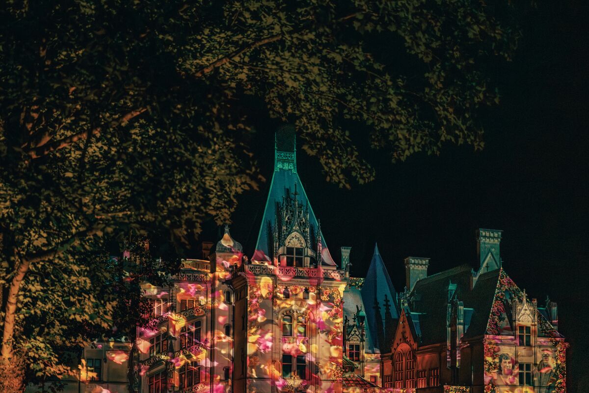BiltmoreEstate's tweet photo. Only weeks left to take in Luminere™ ✨

Enjoy the changing foliage, a fall Blue Ridge sunset, and a new way to experience our estate before this evening offering ends. For more: https://t.co/aebIOz6BOG https://t.co/XEhFmVzcR7