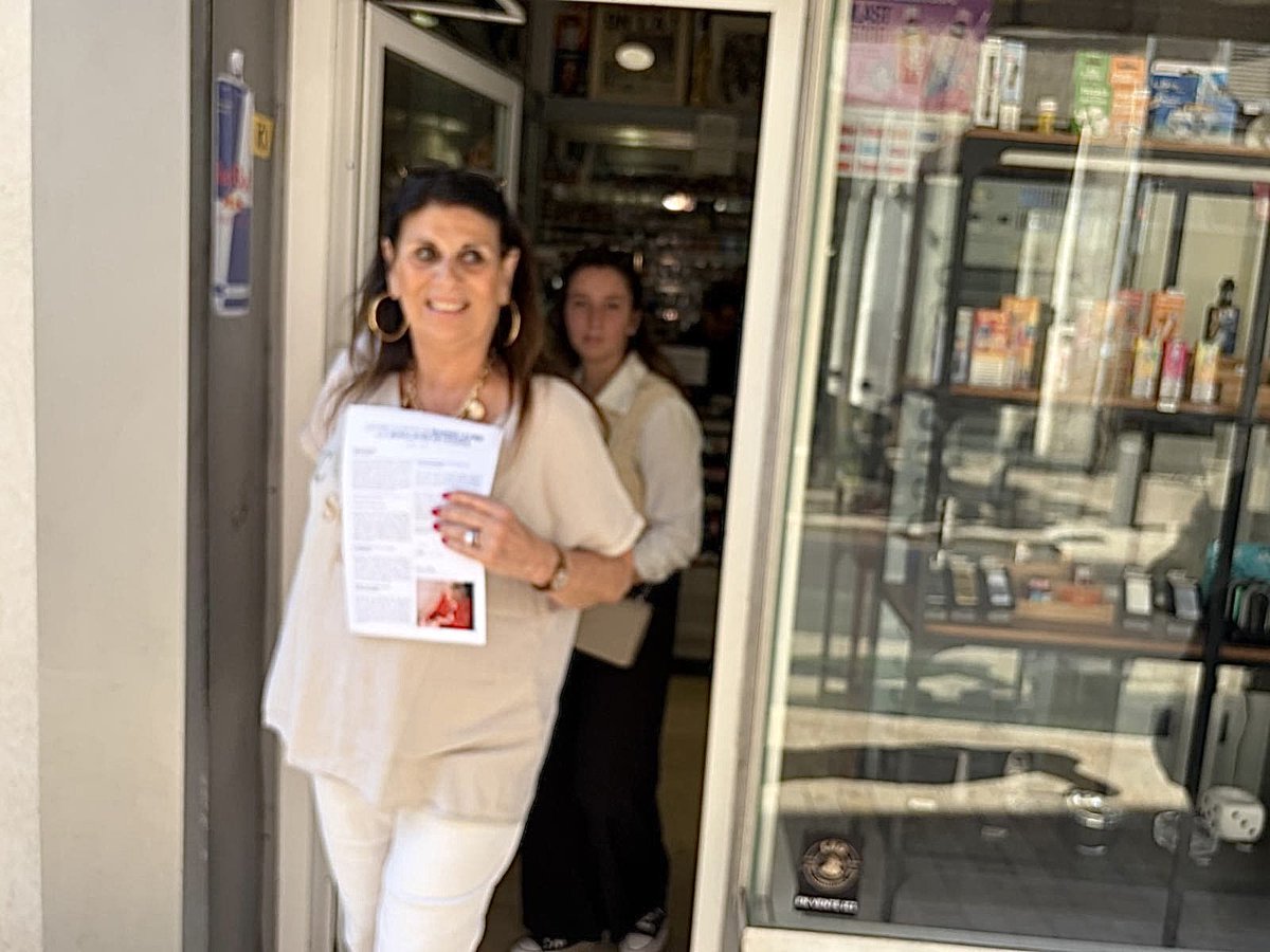 ParodiClemence's tweet photo. 🚬 Aujourd’hui, dans le 1er arrondissement de Marseille, nous sommes allés à la rencontre des buralistes pour leur remettre la lettre ouverte de @MLP_officiel et leur témoigner notre soutien. 

Face à la pression fiscale et au marché parallèle, leur activité est fragilisée. 🇫🇷 https://t.co/EYolMEFie0