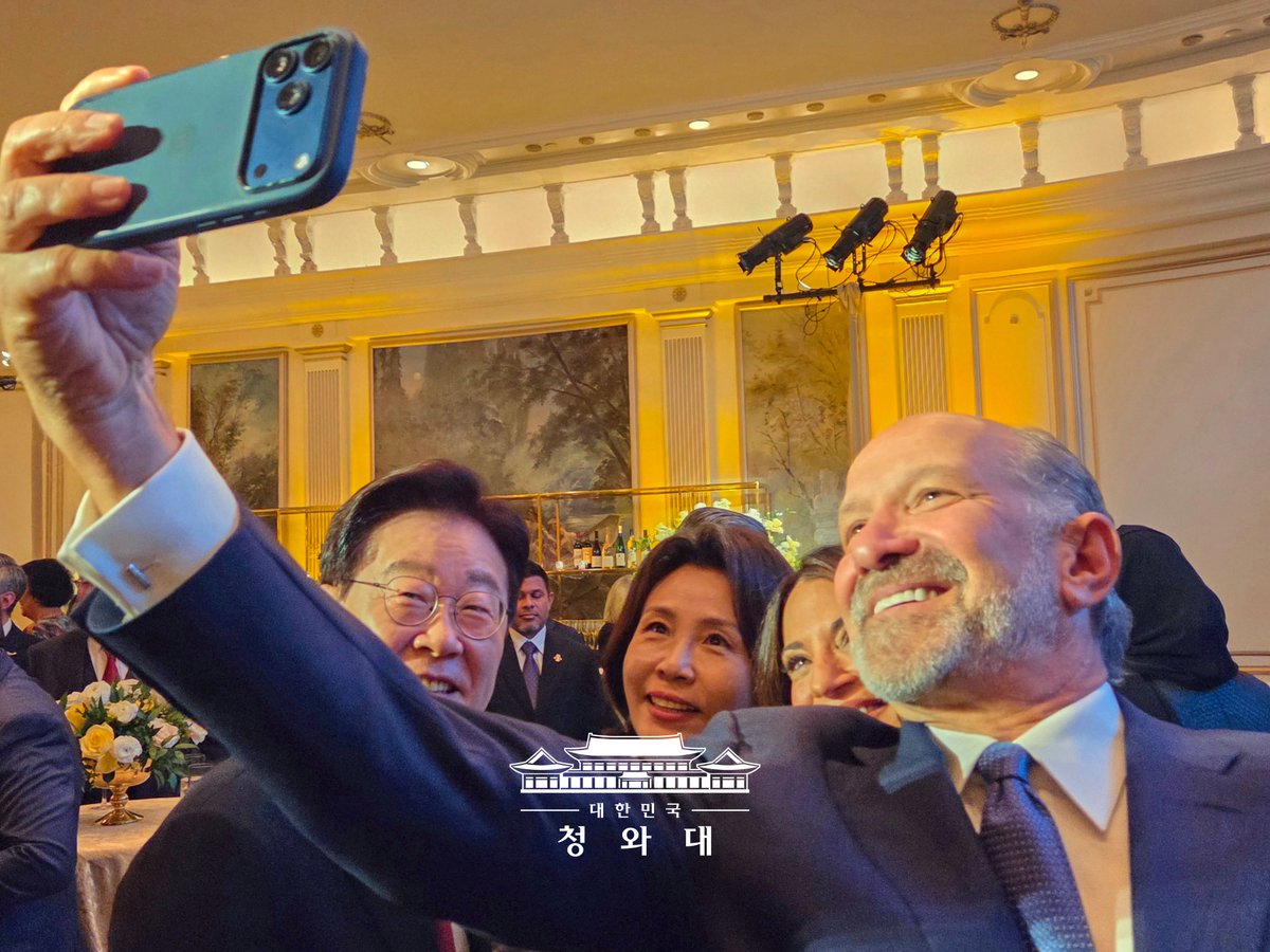 Jaemyung_Lee's tweet photo. 트럼프 미국 대통령께서 유엔총회에 참석한 각국 수석대표를 위해 마련한 리셉션에 참석했습니다.

세계 각국의 정상과 대표들을 반갑게 만나 다양한 이야기를 나눴습니다. 공식 회담과는 또 다른 편안한 자리에서 격의 없이 대화를 나누며 서로에 대한 이해와 우의를 더욱 깊이 했습니다.

럼 베트남 당서기장님과는 양국 관계 발전과 한반도 평화를, 아누틴 찬위라꾼 태국 총리님과는 방산 협력과 역내 정세를 논의했습니다.

페트르 파벨 체코 대통령님과는 우리 기업의 투자와 원전 협력에 대해, 알라르 카리스 에스토니아 대통령님과는 방산과 인적 교류 확대에 대해 의견을 나눴습니다.

제 바로 앞 순서에서 기조연설을 하셨던 오흐나 흐렐수흐 몽골 대통령님과는 서로의 총회 연설에 대한 소감도 나눴습니다.

타지키스탄·카자흐스탄·우즈베키스탄 대표님들과도 만나 한-중앙아시아 정상회의에서 맺은 인연을 이어갔습니다.

시시르 커날 네팔 외교장관님께는 최근 대홍수 피해에 대한 위로와 연대의 뜻을 전했고, 호세 마누엘 레스트레포 콜롬비아 부통령님과 마누엘 토바르 리베라 코스타리카 외교장관님과는 중남미와의 교류를 더욱 넓혀갈 필요성에 함께 공감했습니다.

외교는 곧 사람 간 신뢰에서 시작됩니다. 여러 국가와 협력의 지평을 넓히며 우리 국익을 지키고, 국민의 삶에 보탬이 되는 실용적인 외교를 이어가겠다 다짐합니다. 함께해주신 모든 정상들께 깊은 감사를 전합니다.

I attended a reception hosted by U.S. President Trump for the heads of delegation attending the United Nations General Assembly.

It was a pleasure to meet leaders and representatives from around the world and exchange views on a wide range of issues. It was a meaningful opportunity to communicate openly and build goodwill in a more informal setting than official meetings.

I spoke with General Secretary Tô Lâm of Vietnam about the development of bilateral relations and peace on the Korean Peninsula, and with Thai Prime Minister Anutin Charnvirakul about defense cooperation and regional affairs. I also spoke with Czech President Petr Pavel about investment by Korean companies and cooperation in the nuclear sector, and with Estonian President Alar Karis about defense cooperation and people-to-people exchanges.

I had a pleasant conversation with Mongolian President Ukhnaagiin Khürelsükh, who delivered his keynote address immediately before mine, as we exchanged impressions of each other’s speeches.

I also had the opportunity to meet representatives from Tajikistan, Kazakhstan, and Uzbekistan, building on the ties established through the recent Korea–Central Asia Summit. I expressed my condolences and solidarity to Nepal’s Foreign Minister Shishir Khanal over the devastating floods. With Colombia’s Vice President José Manuel Restrepo and Costa Rica’s Foreign Minister Manuel Tovar Rivera, I shared the view that exchanges between Korea and Latin America should be further expanded.

Diplomacy begins with trust built through encounters like these. I will continue to expand the horizons of cooperation with countries around the world, pursuing pragmatic diplomacy that protects Korea’s national interests and improves the lives of our people. My deepest thanks to all the leaders I met.