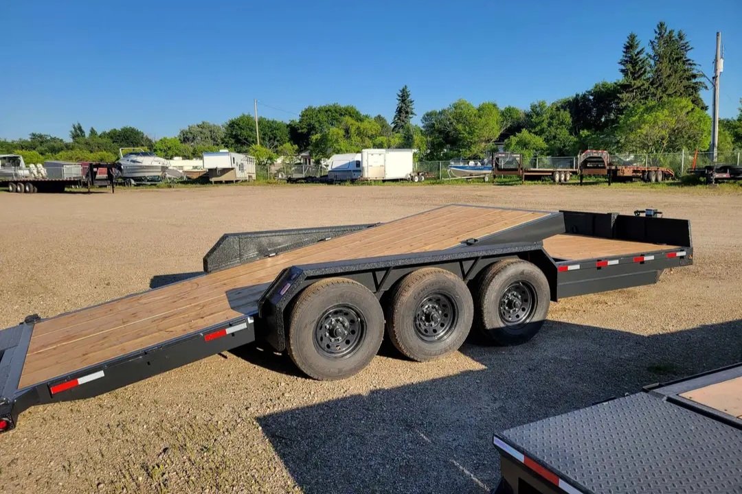 TRSPRINGALIGN's tweet photo. Commercial duty 2026 equipment trailer with a hydraulically dampened partial tilt deck and triple 7k torsion axles with the following options:

-removable winch mount
-spare tire carrier
-A frame tool box
-Rubberized stone guard on front of trailer and on the fenders

$21,990 https://t.co/eptmlsoCIi