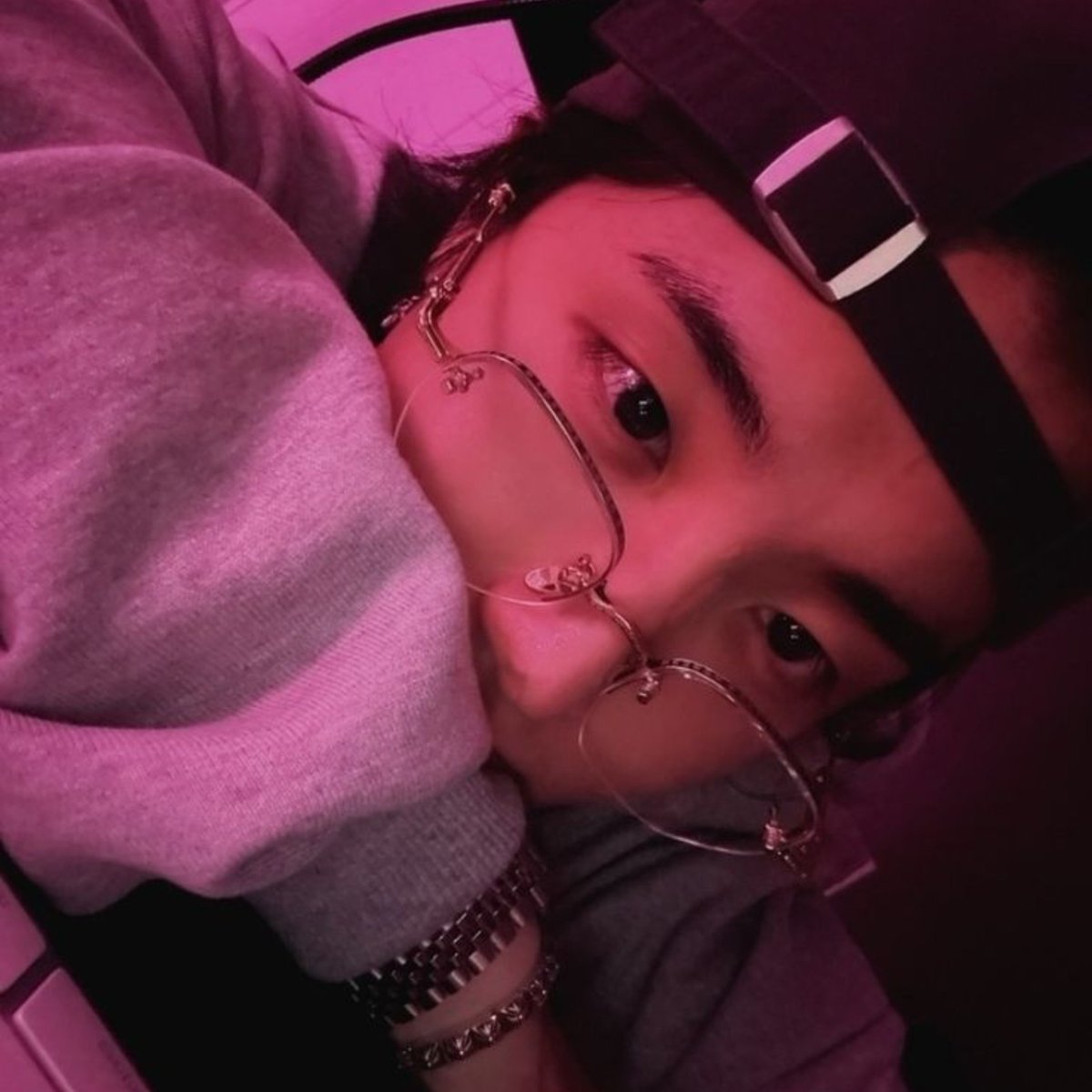 elladoolsetnet's tweet photo. #minsung au | A Hipótese do Amor 

Han Jisung sem muitas opções, resolve inventar um namoro de mentira e em pânico, beija o primeiro cara que vê pela frente

O problema que esse homem é Lee Minho, professor de prestígio — conhecido por levar os alunos às lagrimas. https://t.co/ntCPxAMl7g