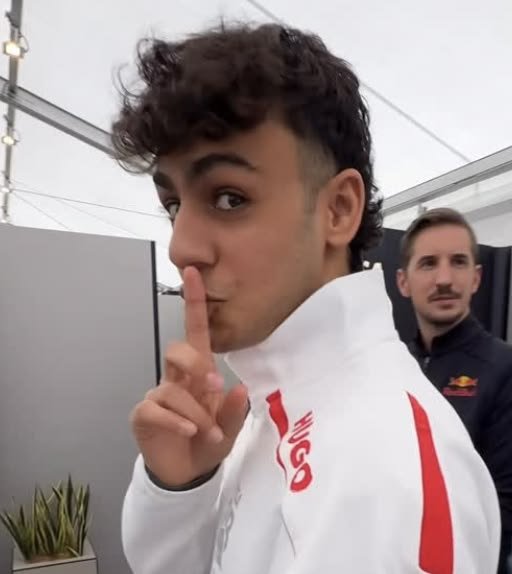 russtellini's tweet photo. Aos poucos estou trazendo a minha melhor amiga para o mundo da F1. https://t.co/RrEKftKAPt